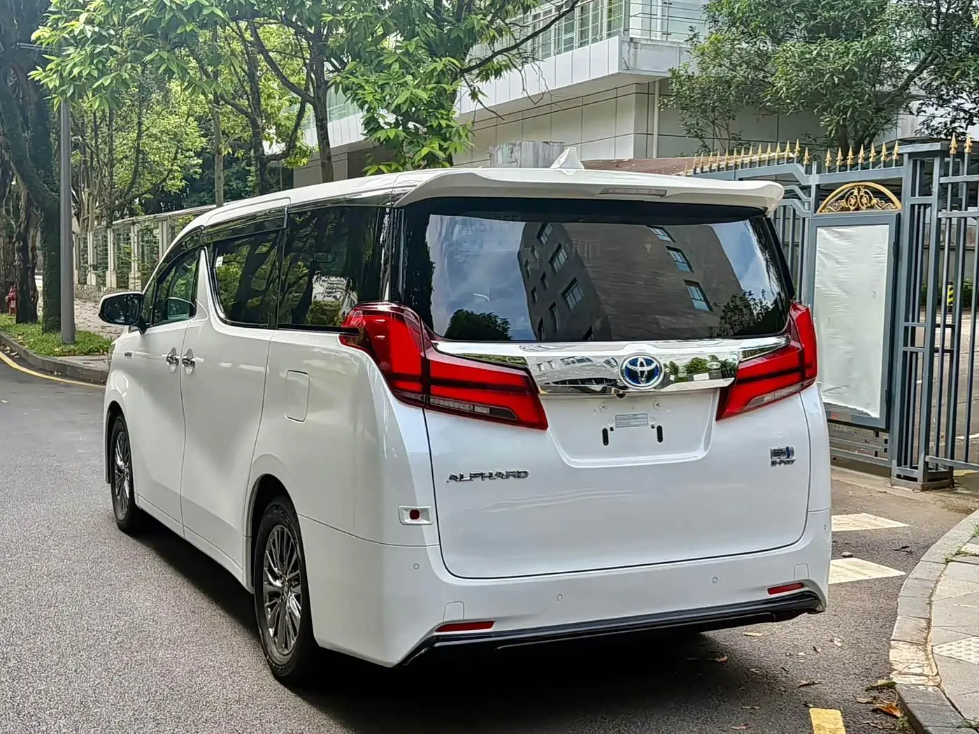 Toyota Alphard 2021 — Photo 17/17
