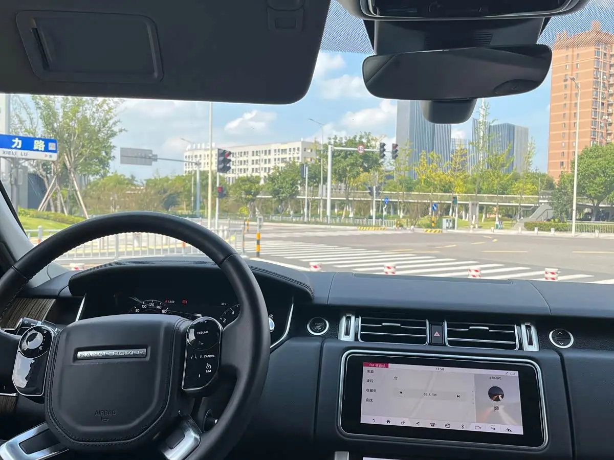 Land Rover Range Rover 2019 — Photo 14/15