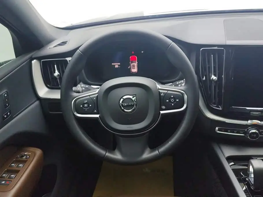 Volvo XC60 2023 — Фото 15/16