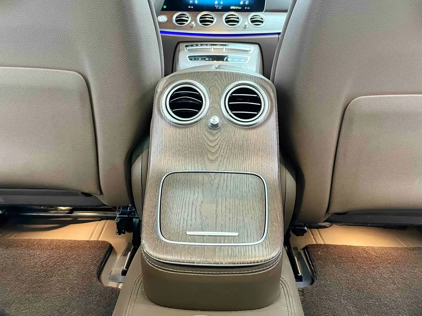 Mercedes-Benz E-Class 2023 — Photo 16/20