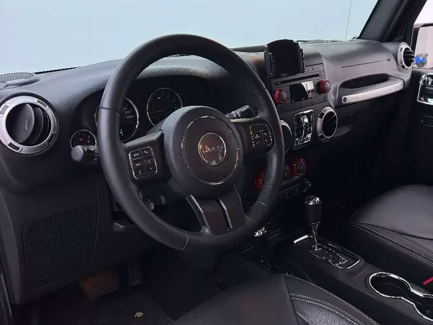 Jeep Wrangler 2016 — Фото 13/20