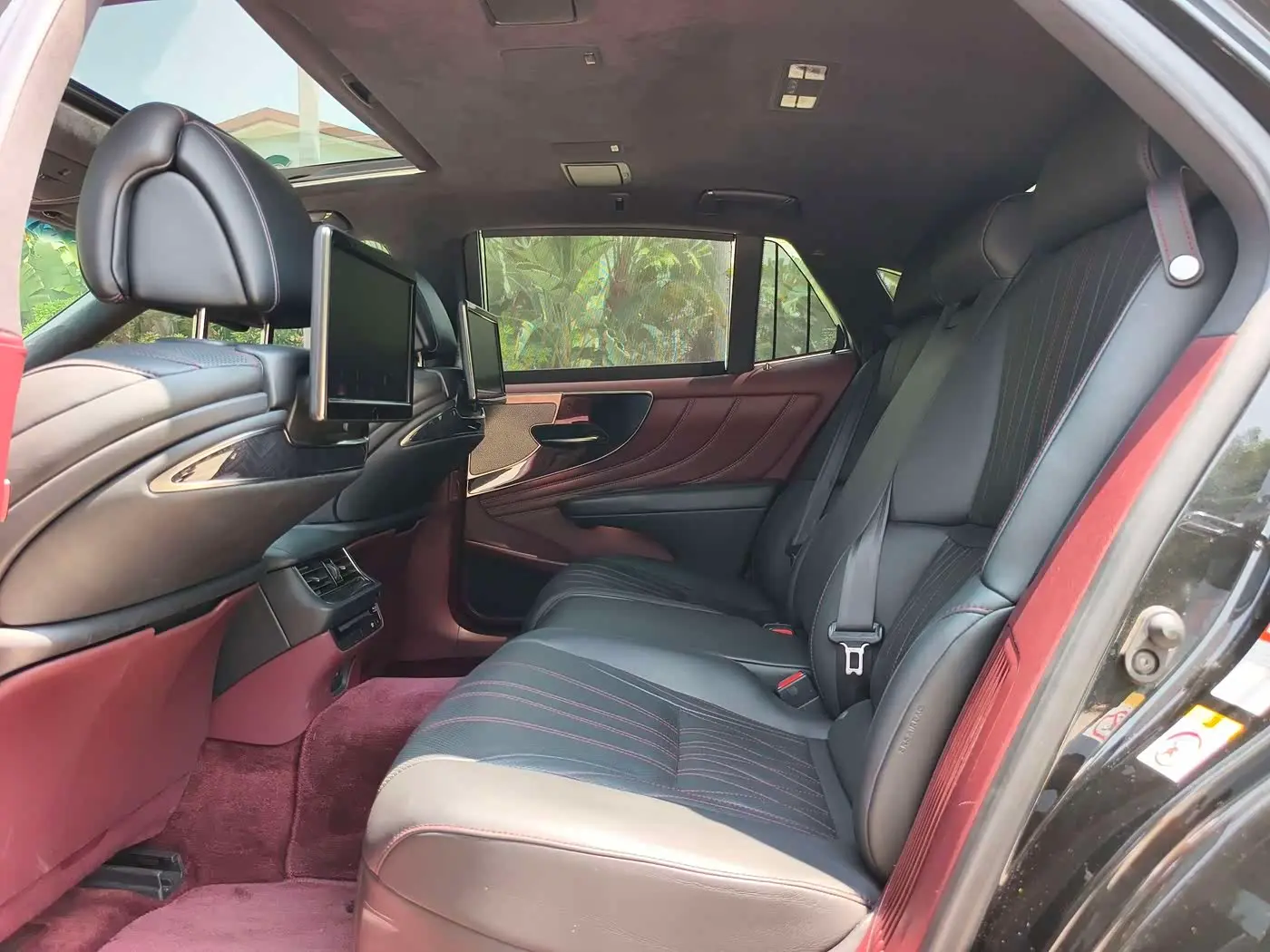 Lexus LS 2018 — Photo 9/17