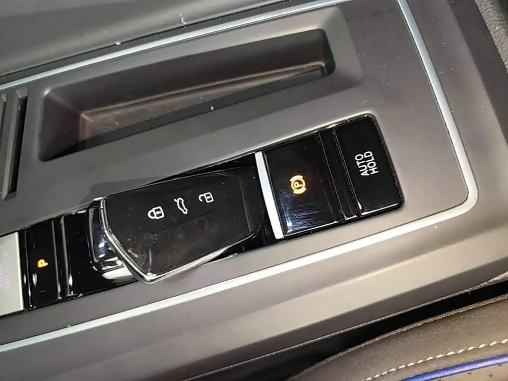 Volkswagen Golf 2024 — Photo 9/20