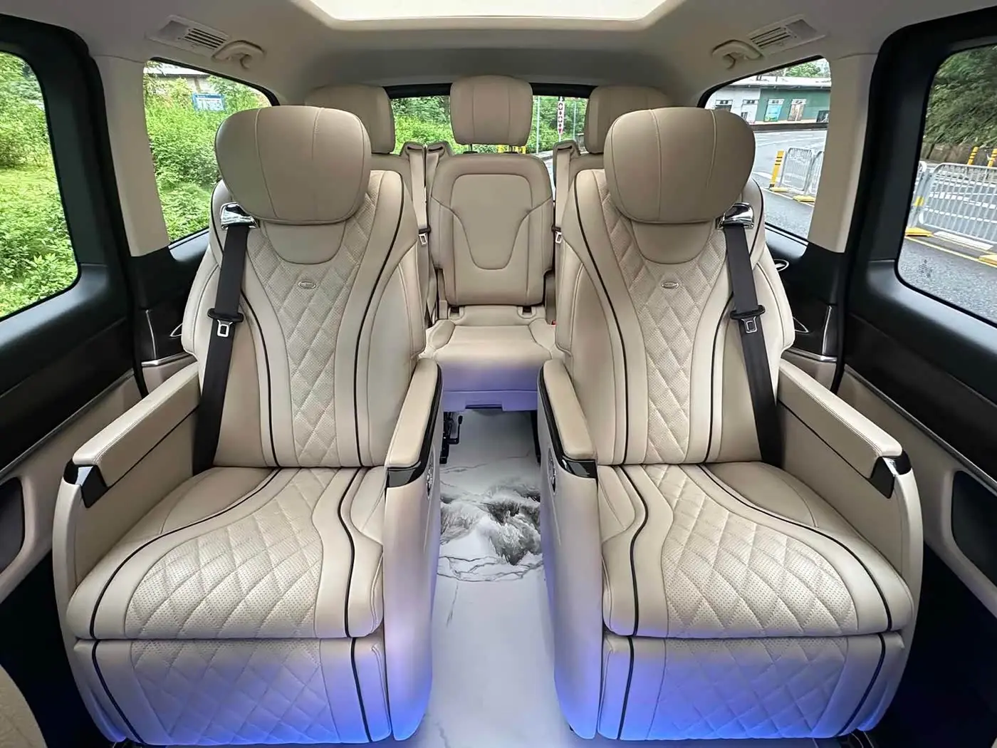 Mercedes-Benz V-Class 2020 — Photo 12/15