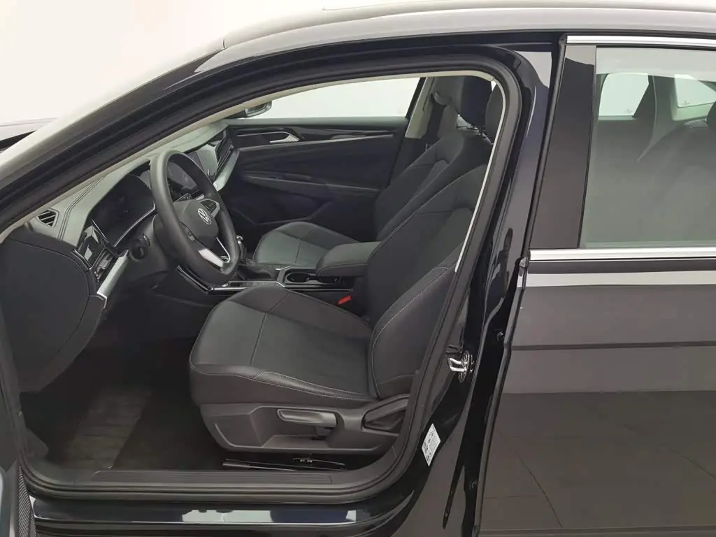 Volkswagen Passat 2025 — Photo 10/20
