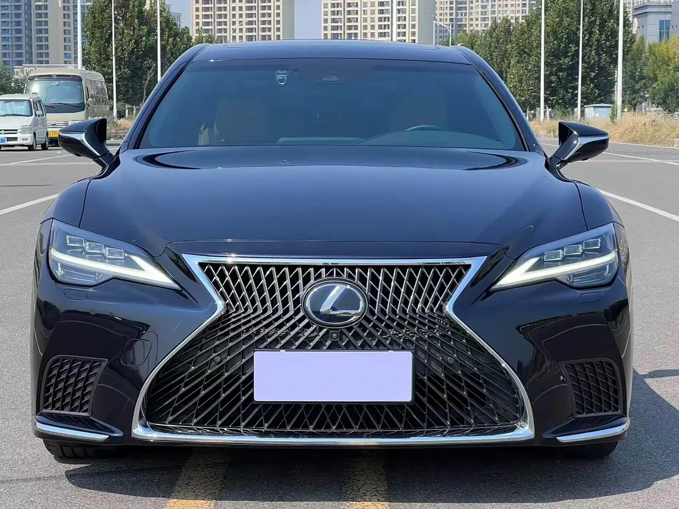Lexus LS 2021 — Photo 2/17