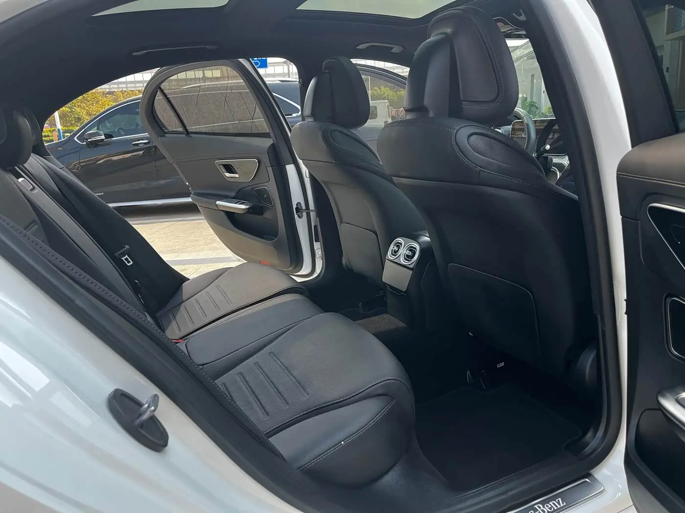 Mercedes-Benz C-Class 2025 — Photo 16/20