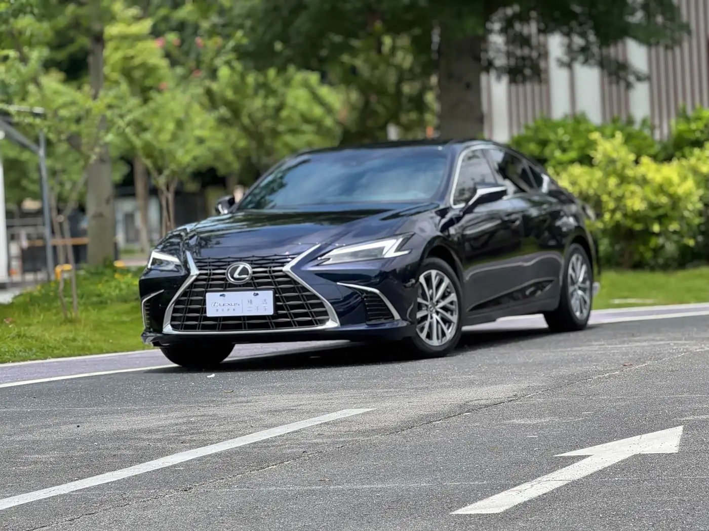Lexus ES 2025 — Photo 1/19
