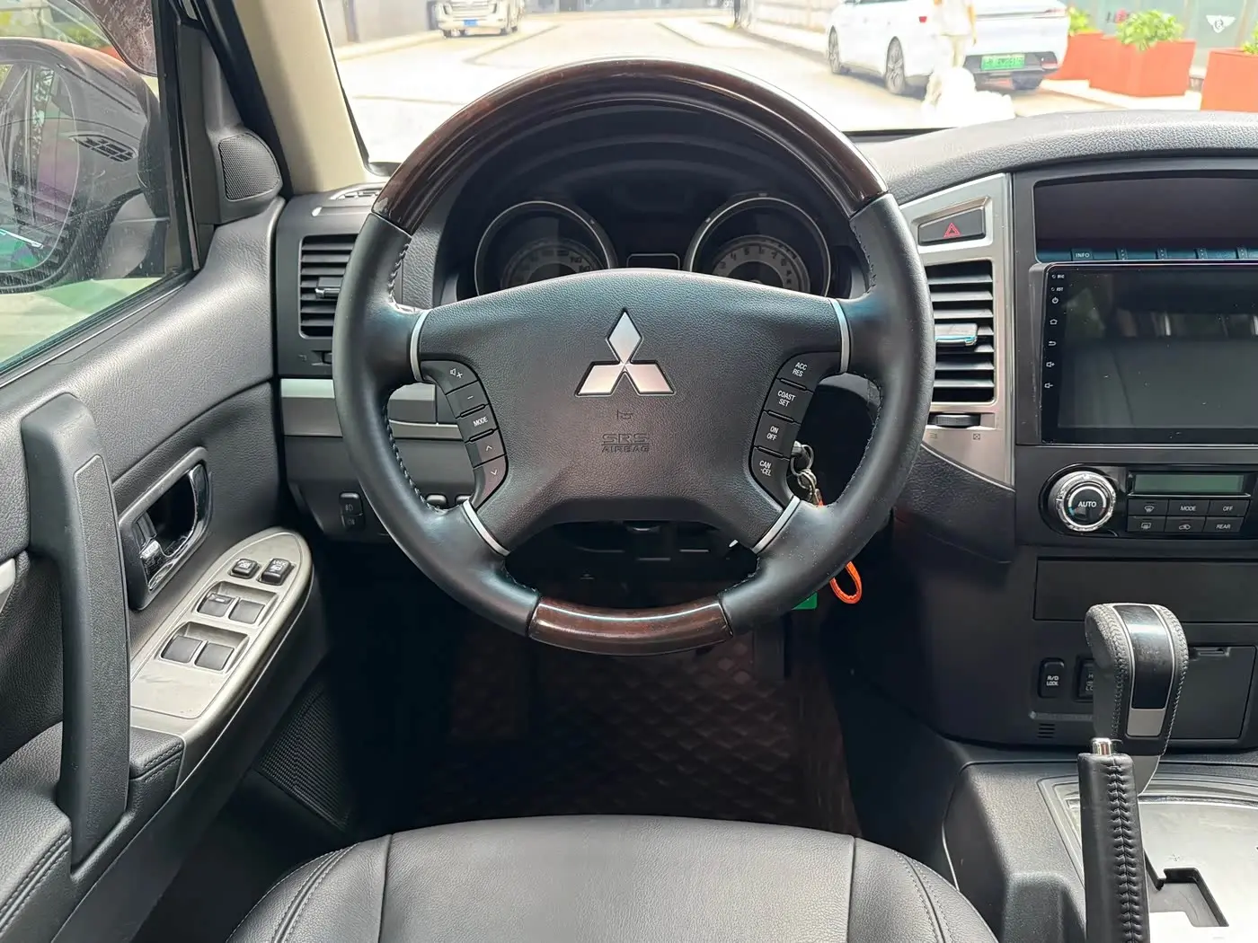 Mitsubishi Pajero 2015 — Photo 14/20