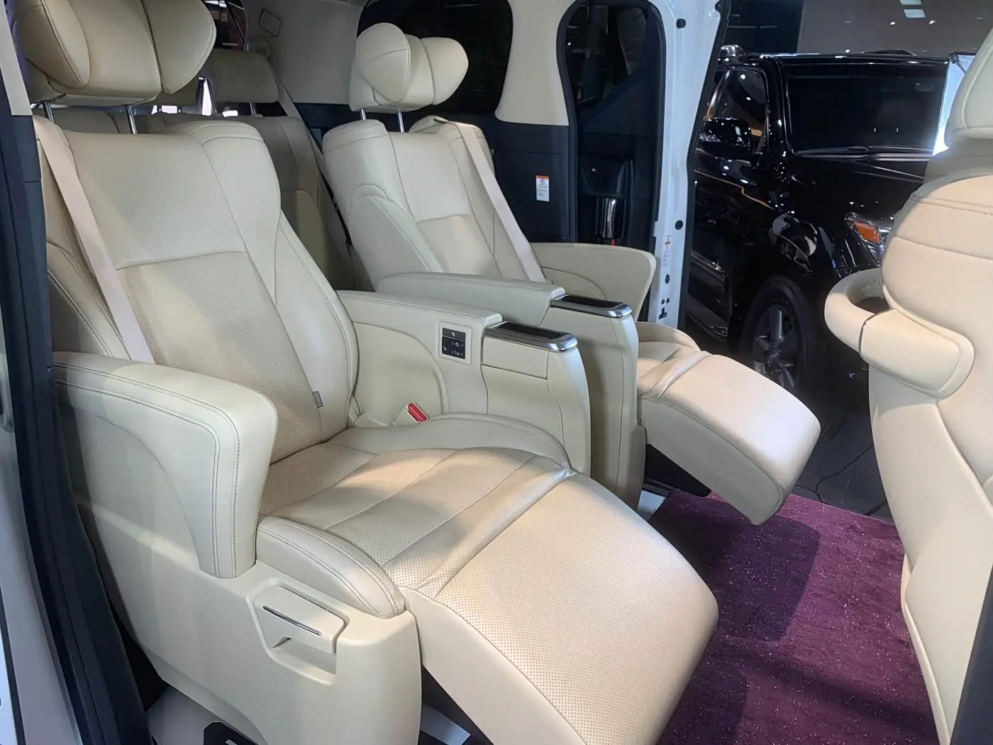 Toyota Alphard 2018 — Photo 13/20