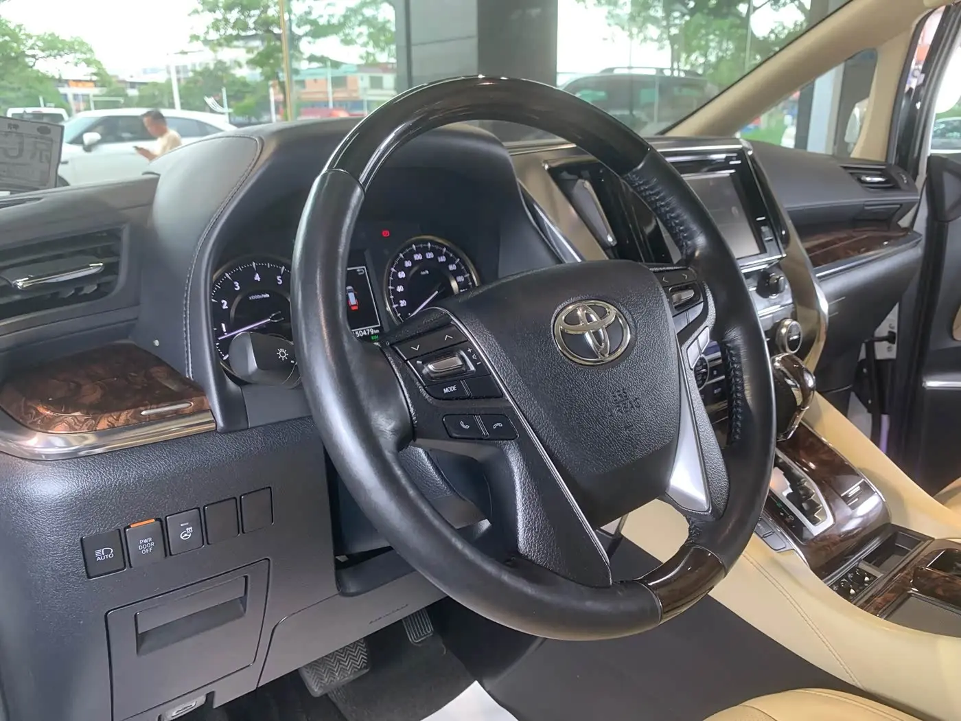 Toyota Alphard 2018 — Photo 20/20
