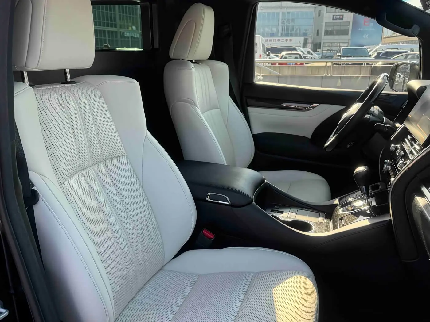 Lexus LM 2021 — Photo 20/20