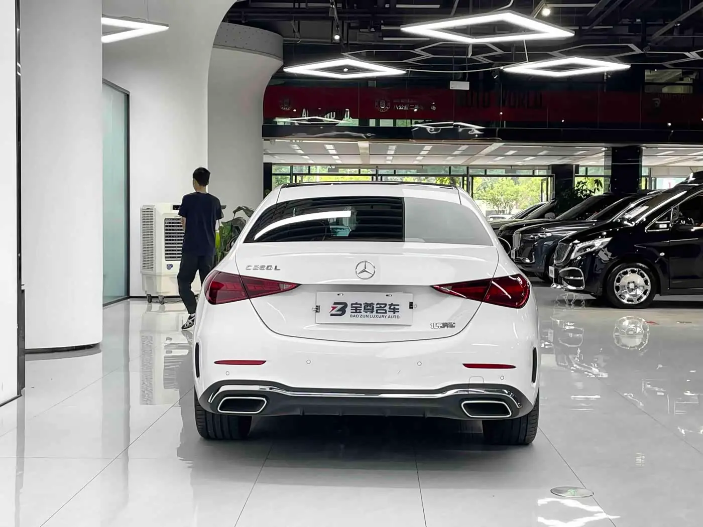 Mercedes-Benz C-Class 2024 — Photo 12/17