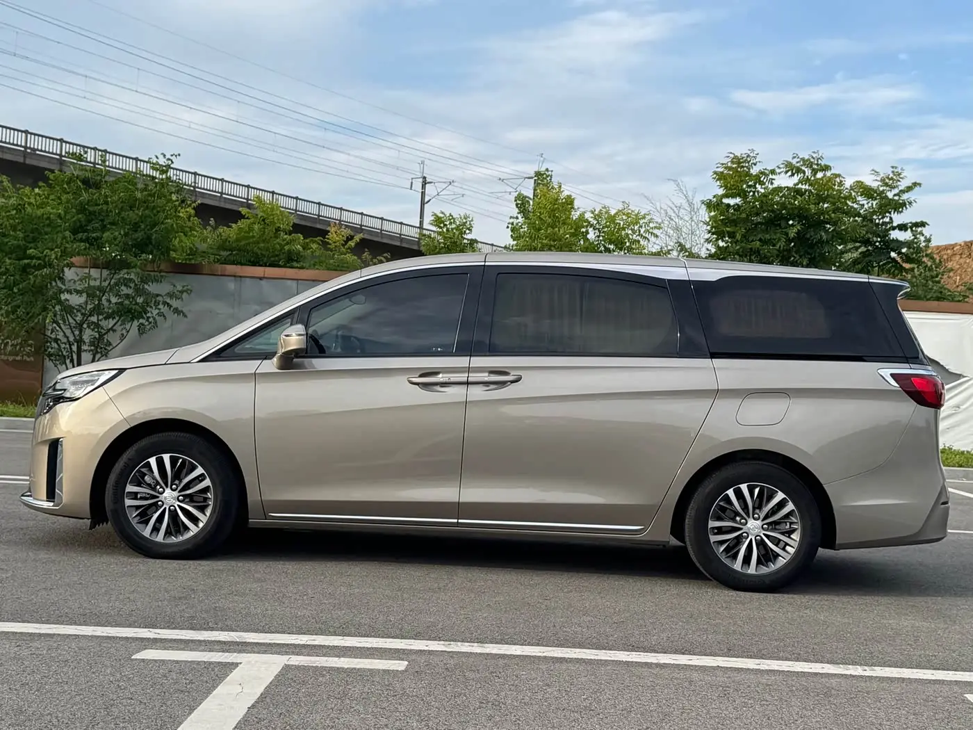Buick GL8 2023 — Photo 5/17
