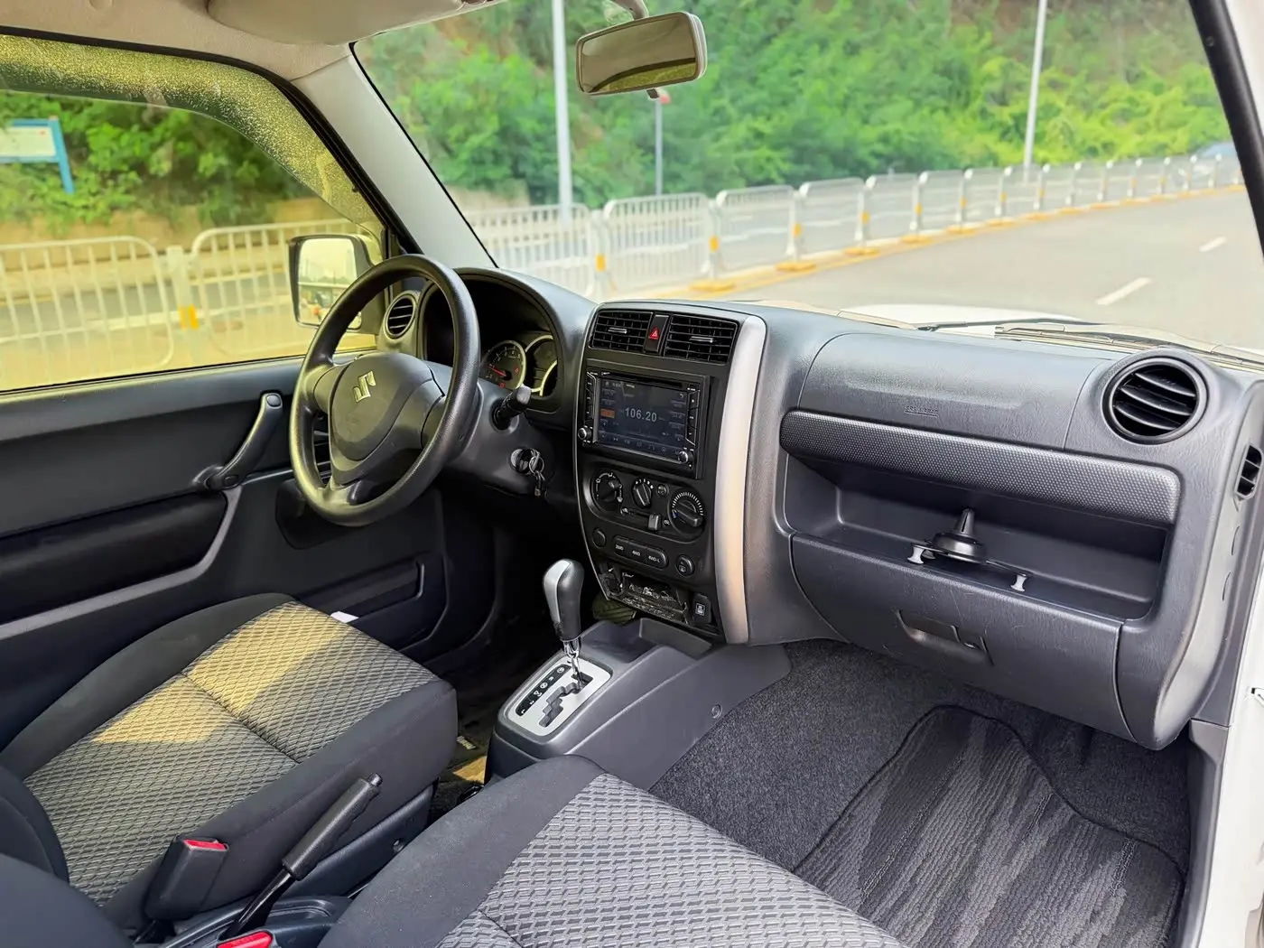 Suzuki Jimny 2018 — Photo 17/19