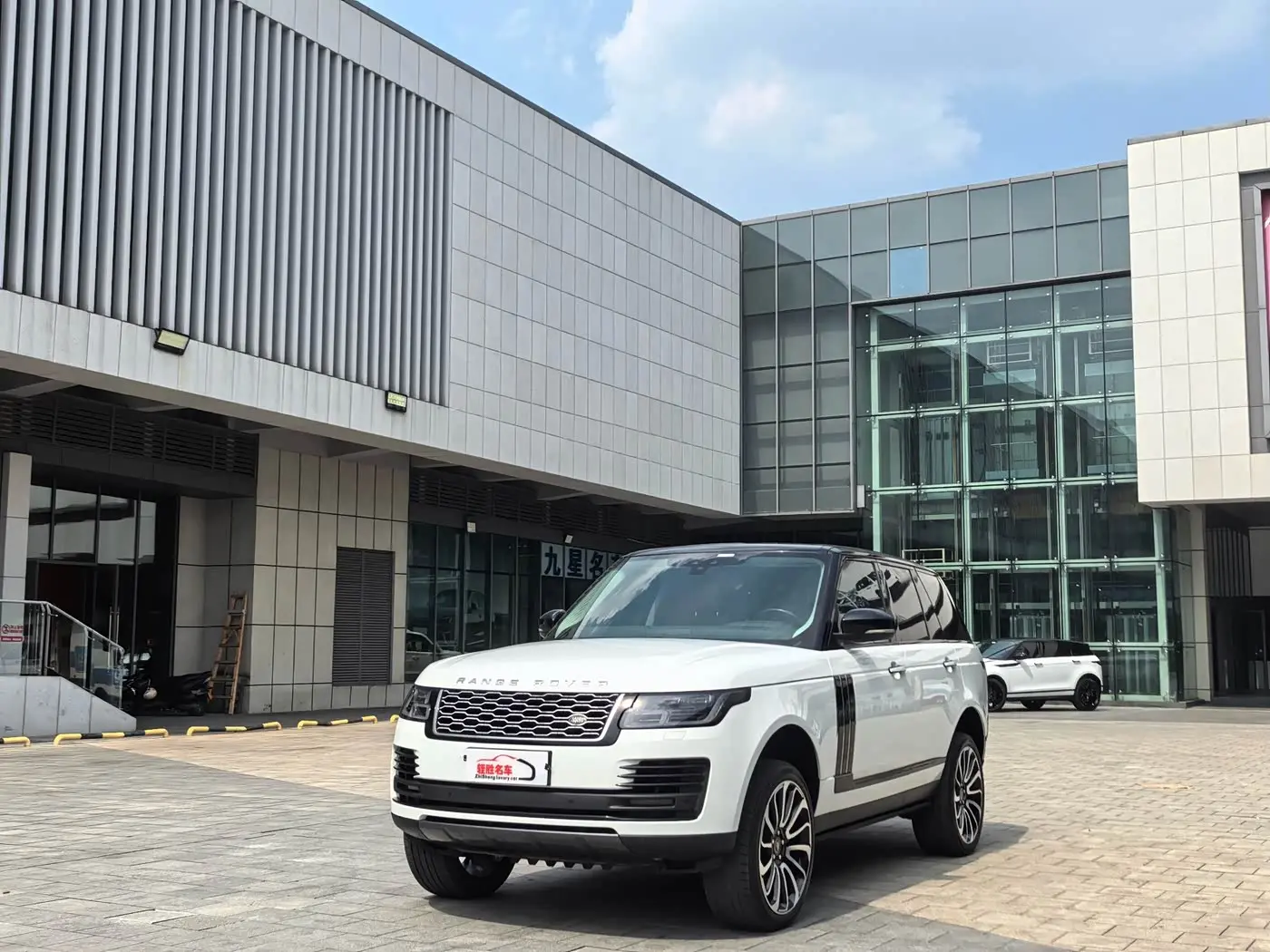 Land Rover Range Rover 2019 — Фото 1/18