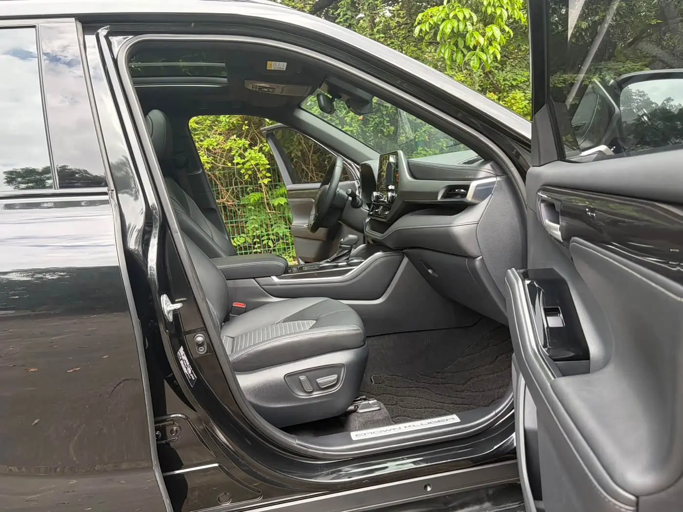 Toyota Crown Kluger 2022 — Photo 8/19