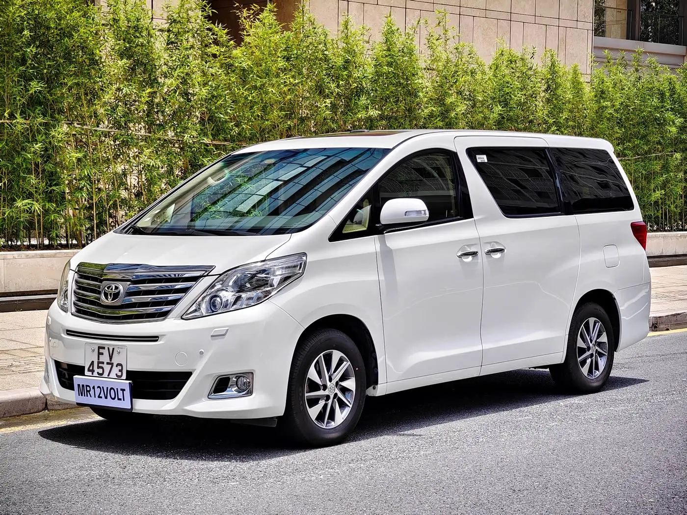 Toyota Alphard 2012 — Photo 1/19