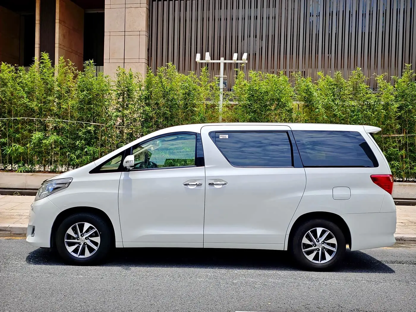 Toyota Alphard 2012 — Photo 3/19