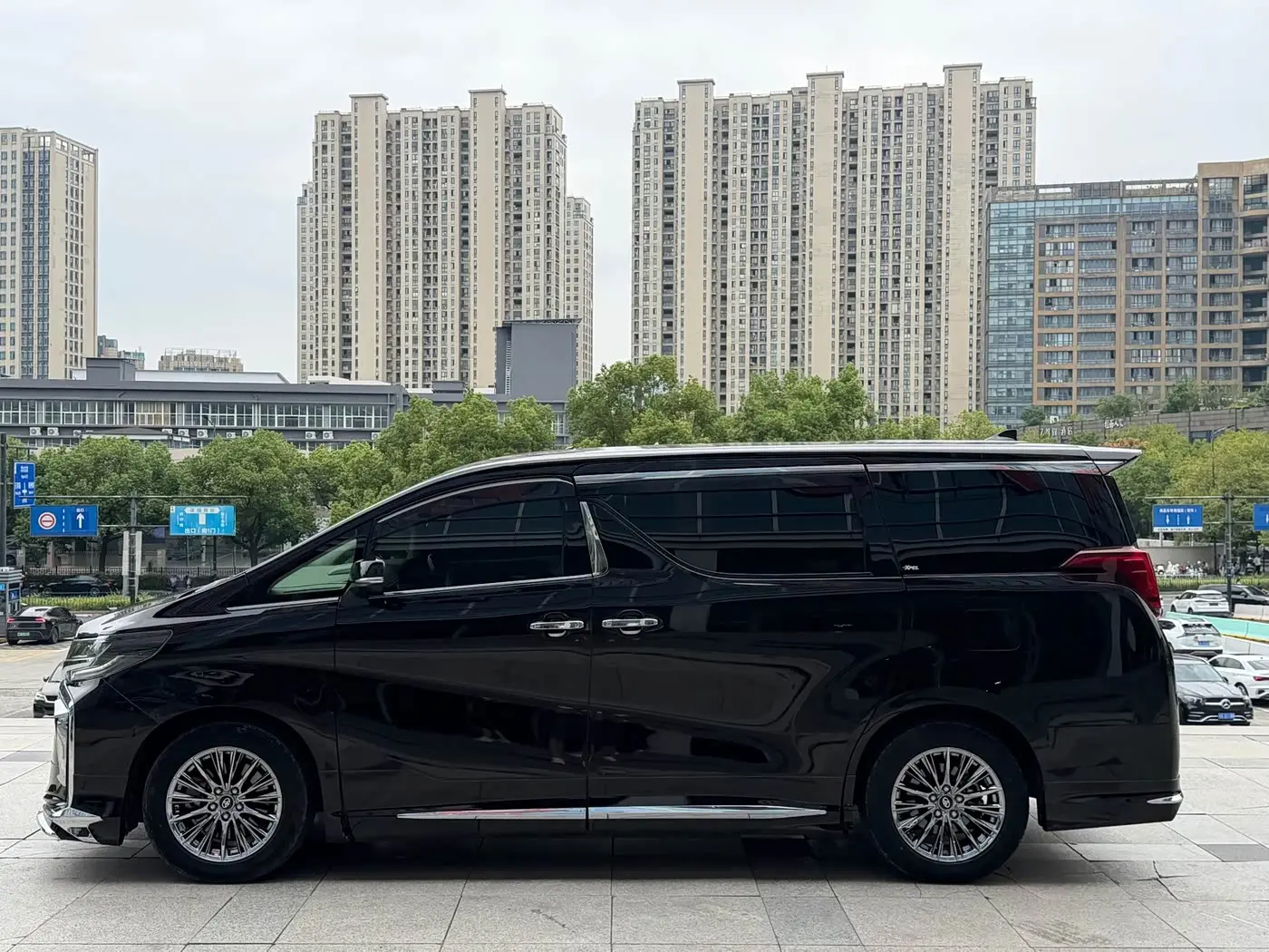 Toyota Vellfire 2022 — Photo 6/13