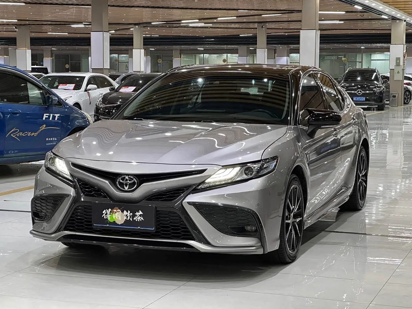 Toyota Camry 2021 — Фото 1/20
