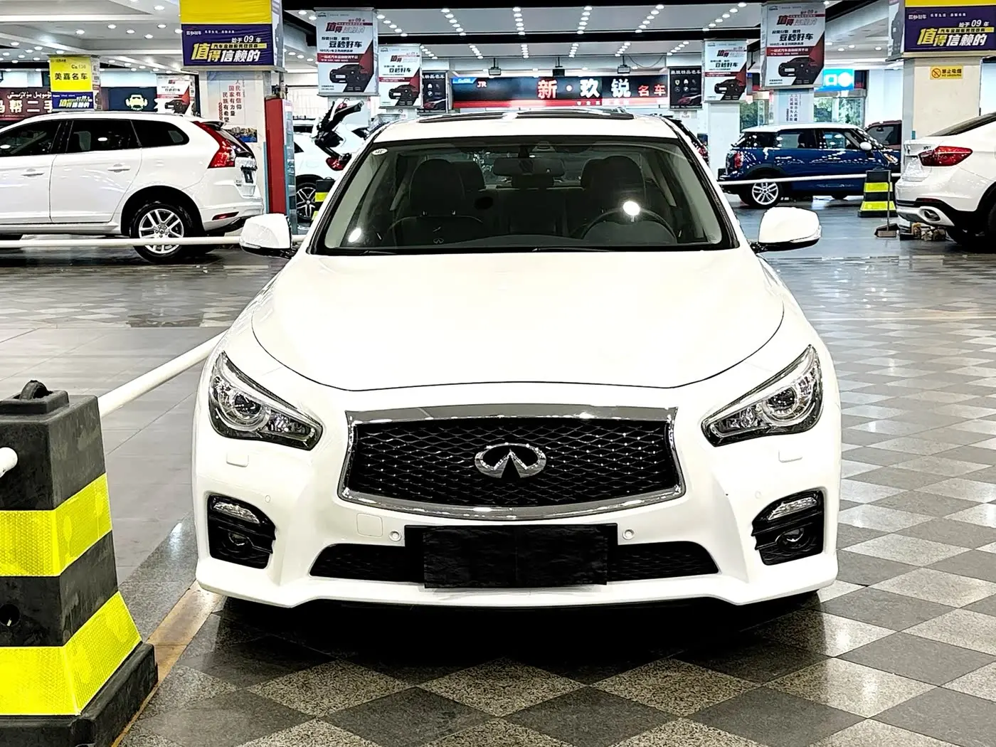 Infiniti Q50 2015 — Фото 2/13