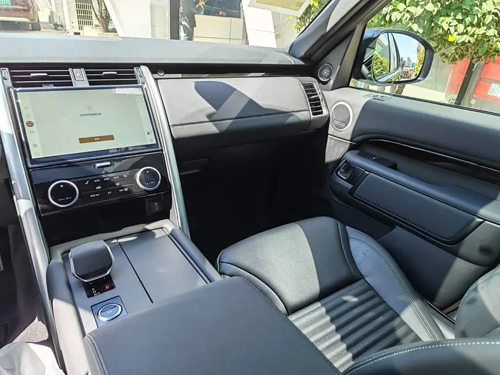 Land Rover Discovery 2026 — Photo 8/10
