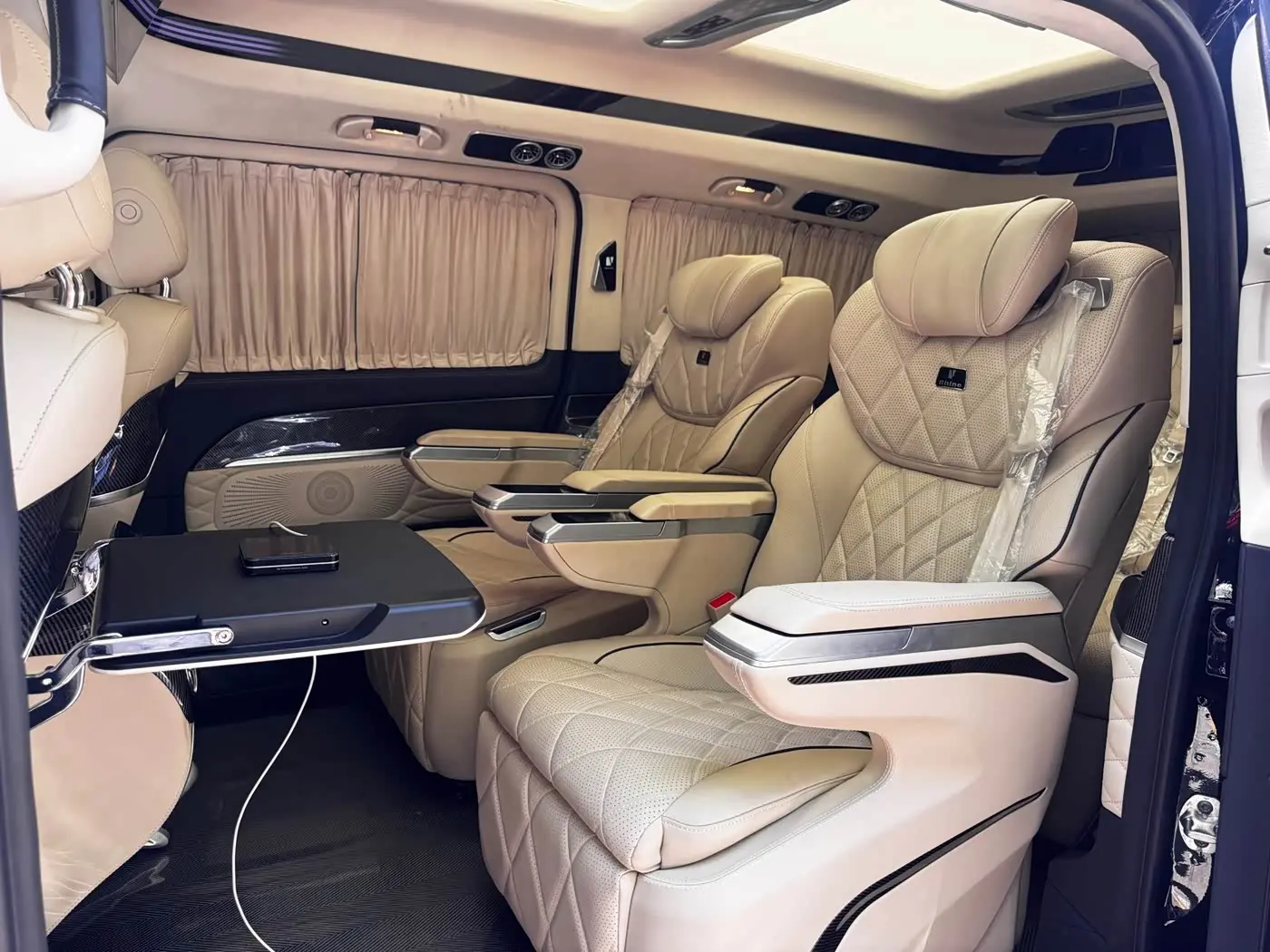 Mercedes-Benz V-Class 2024 — Photo 9/16