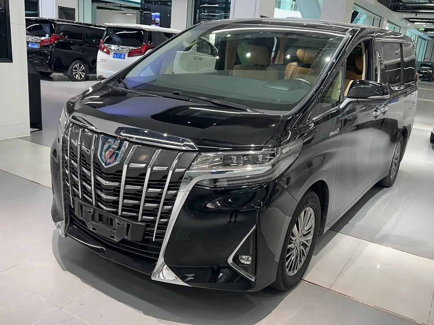 Toyota Alphard 2022 — Photo 1/8