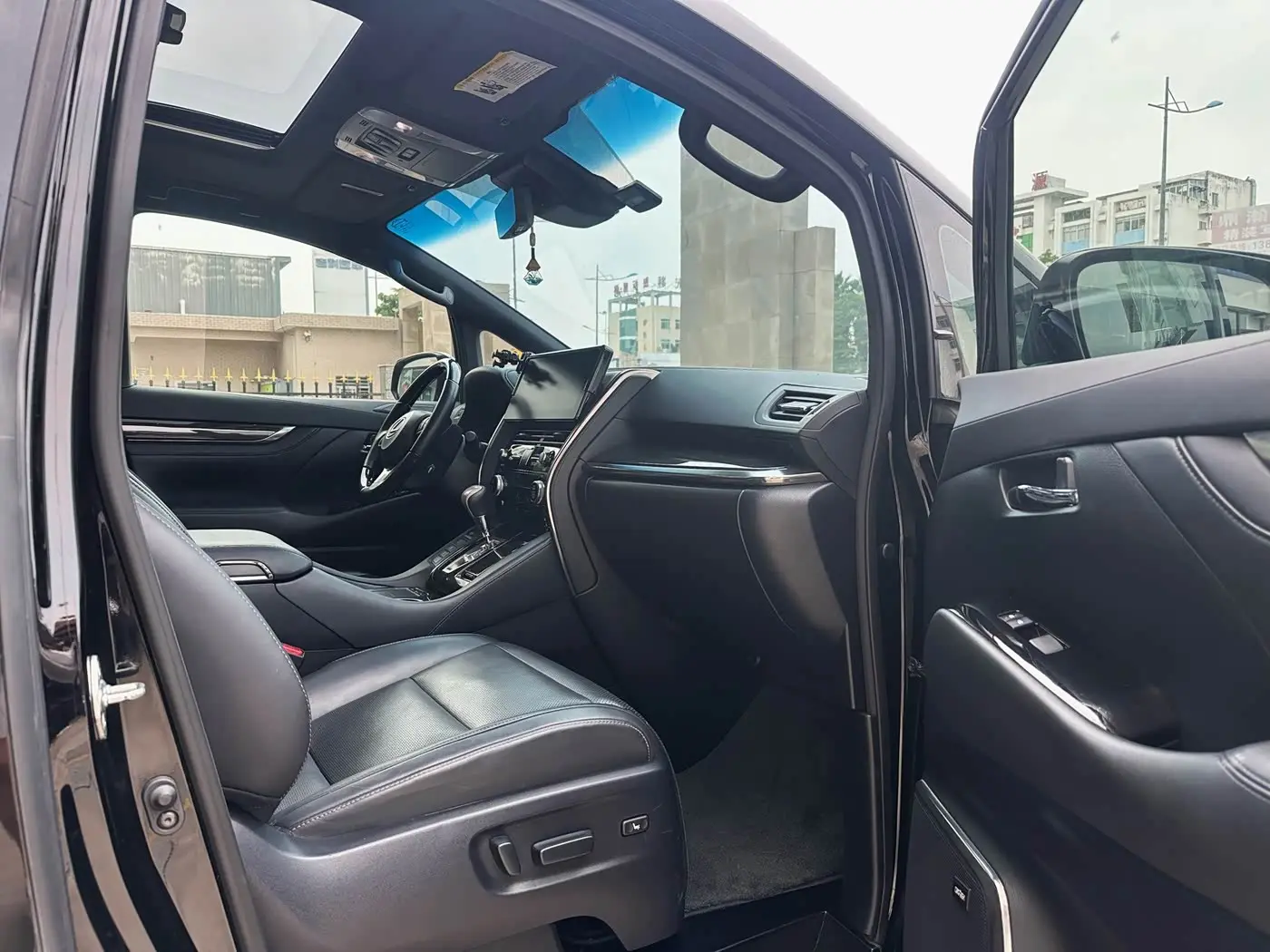 Lexus LM 2023 — Photo 7/13