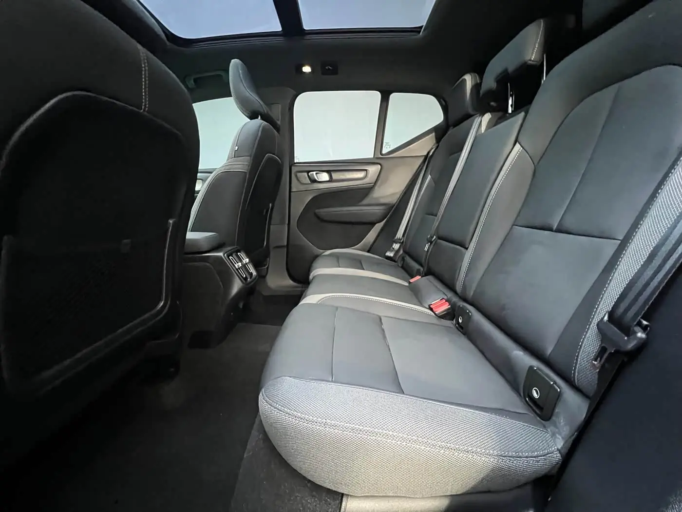 Volvo XC40 2023 — Фото 19/20