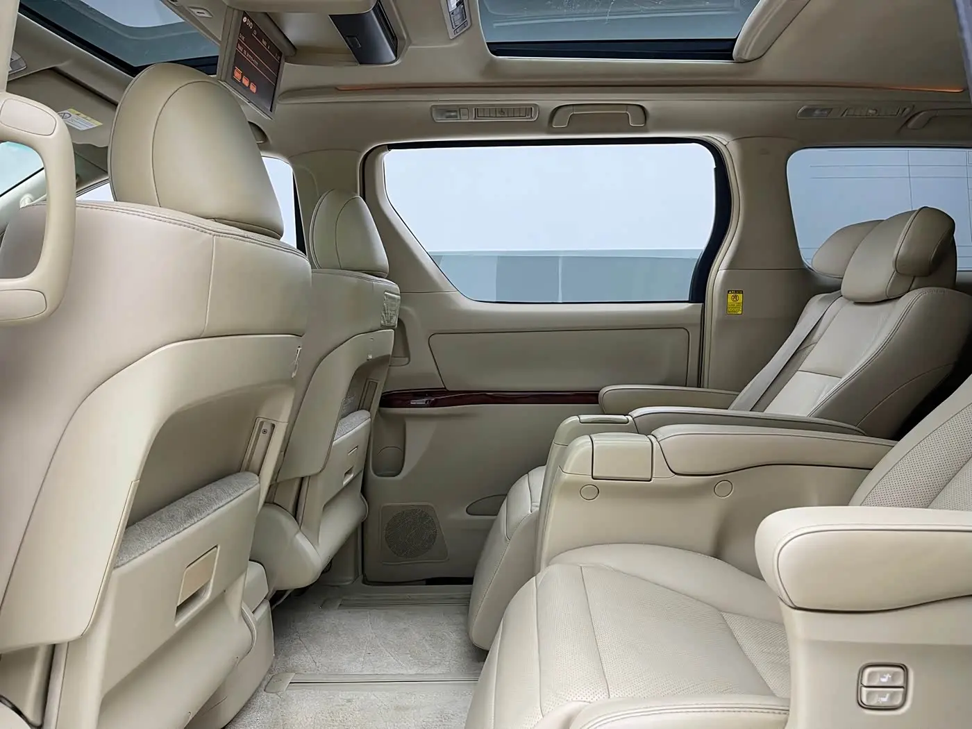 Toyota Alphard 2011 — Photo 9/15