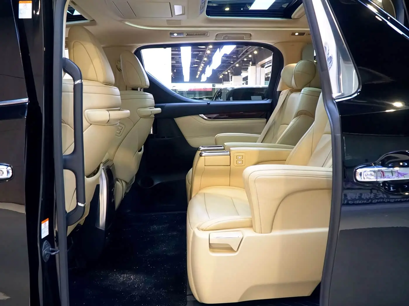 Toyota Alphard 2016 — Photo 6/20