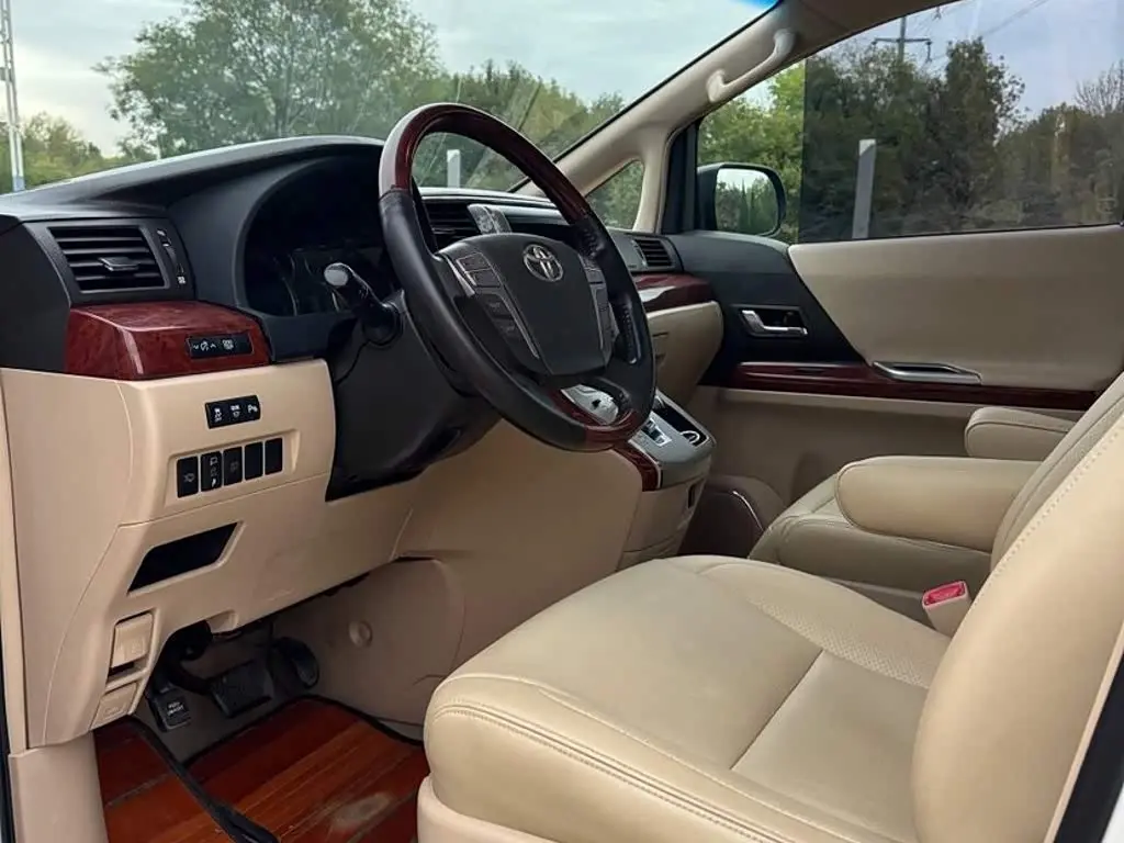 Toyota Alphard 2012 — Photo 8/9