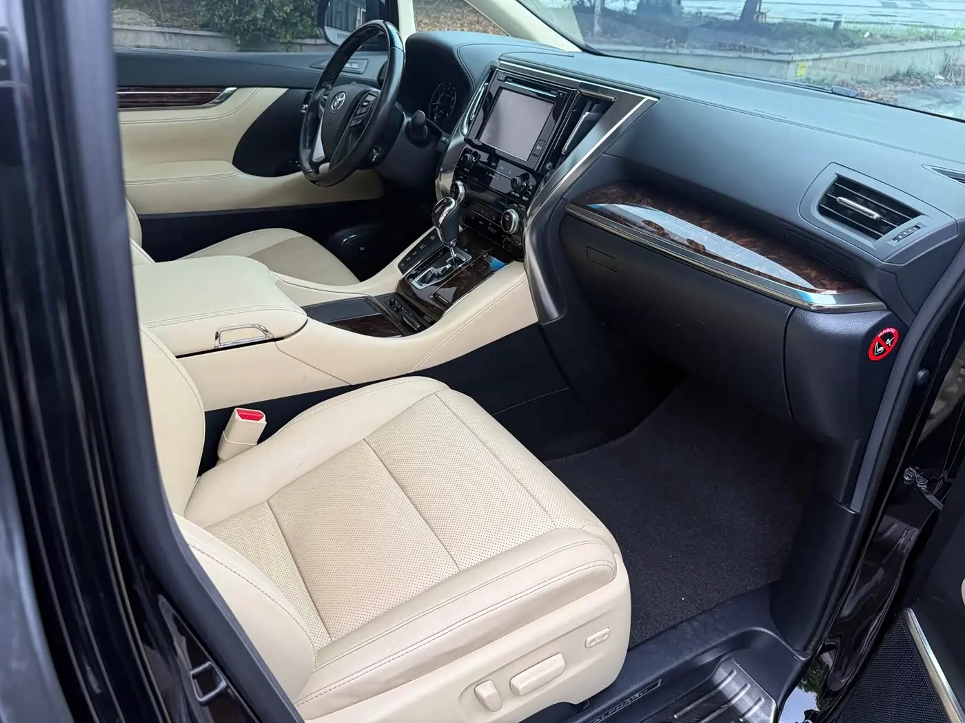 Toyota Alphard 2018 — Photo 11/13