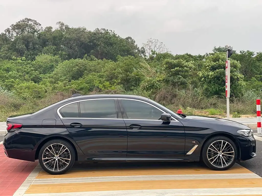 BMW 5 Series 2022 — Photo 13/15