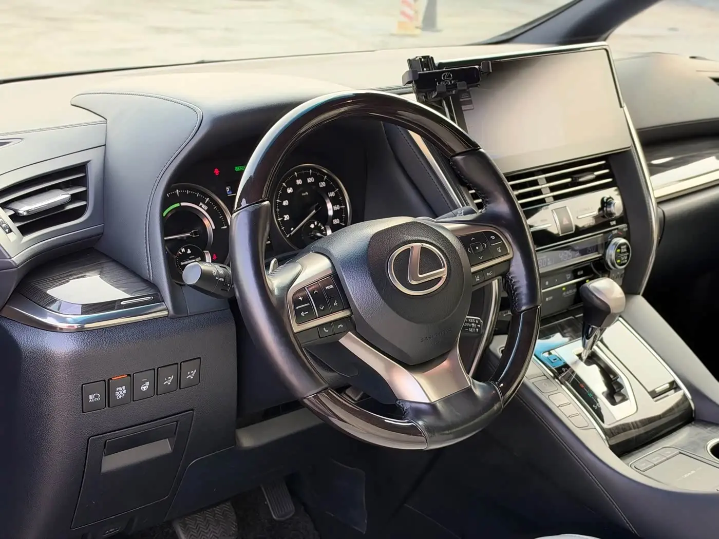 Lexus LM 2022 — Photo 5/9