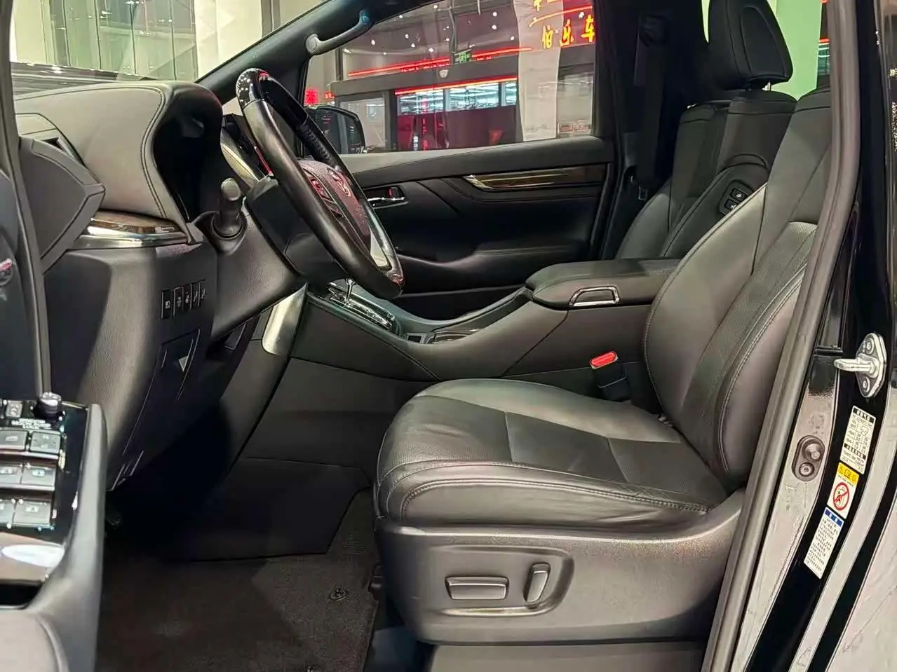 Toyota Alphard 2020 — Photo 12/19