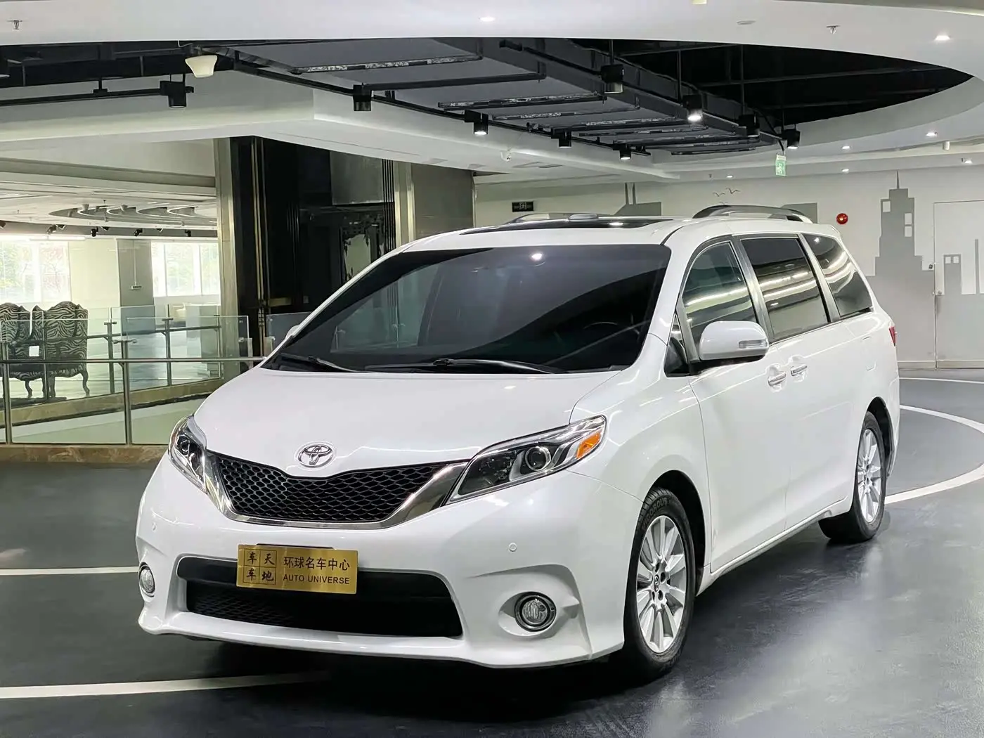 Toyota Sienna 2016 — Photo 1/20