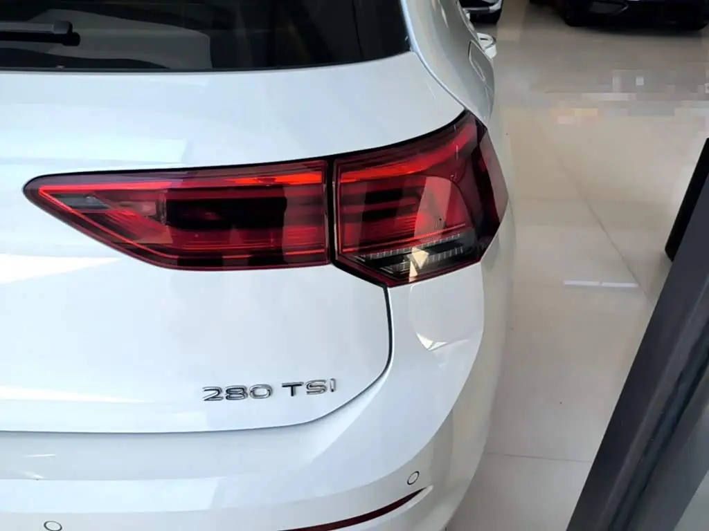 Volkswagen Golf 2024 — Photo 8/20