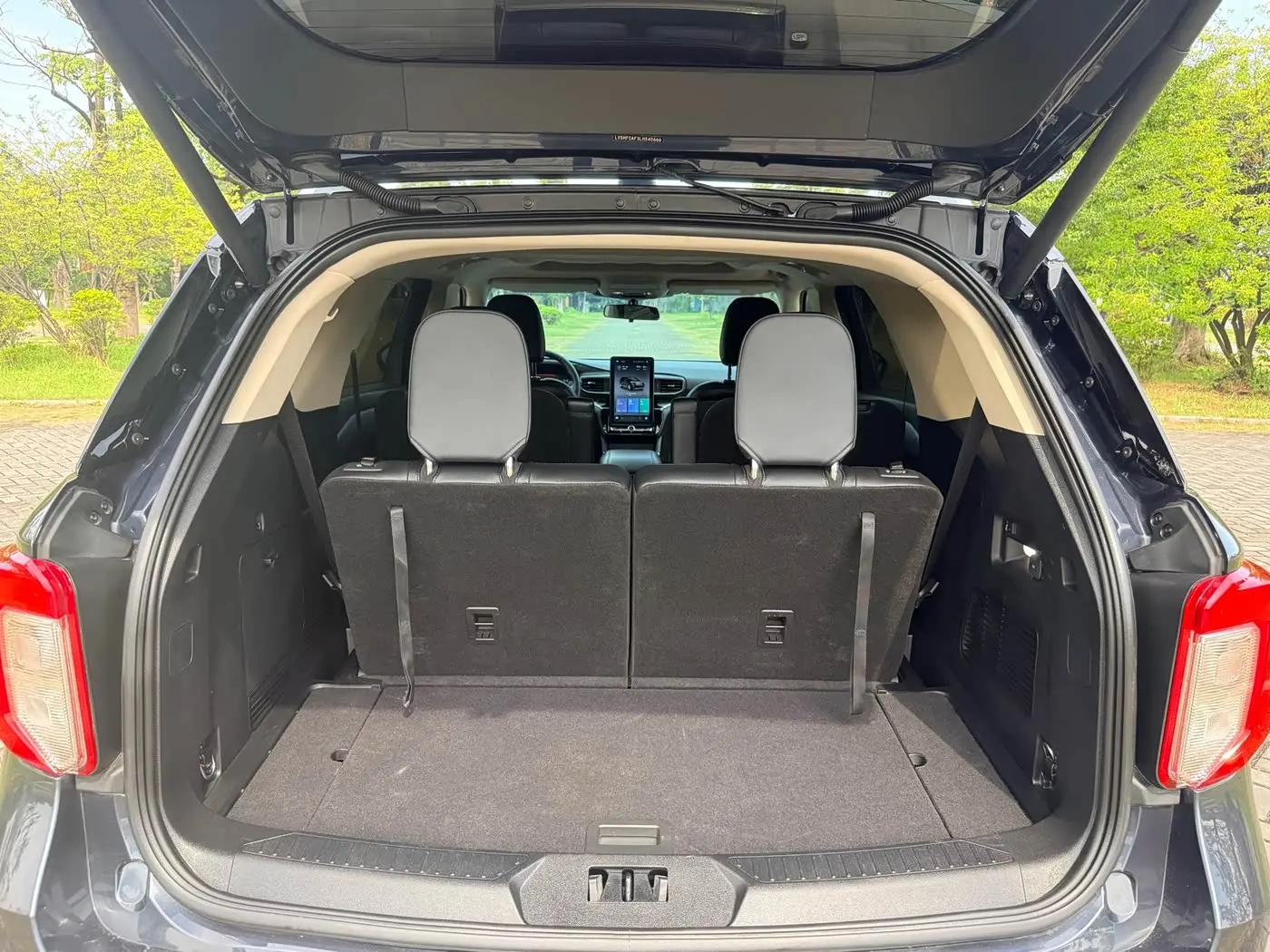 Ford Explorer 2021 — Photo 9/20