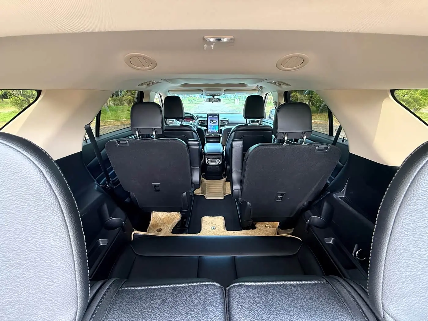 Ford Explorer 2021 — Photo 11/20
