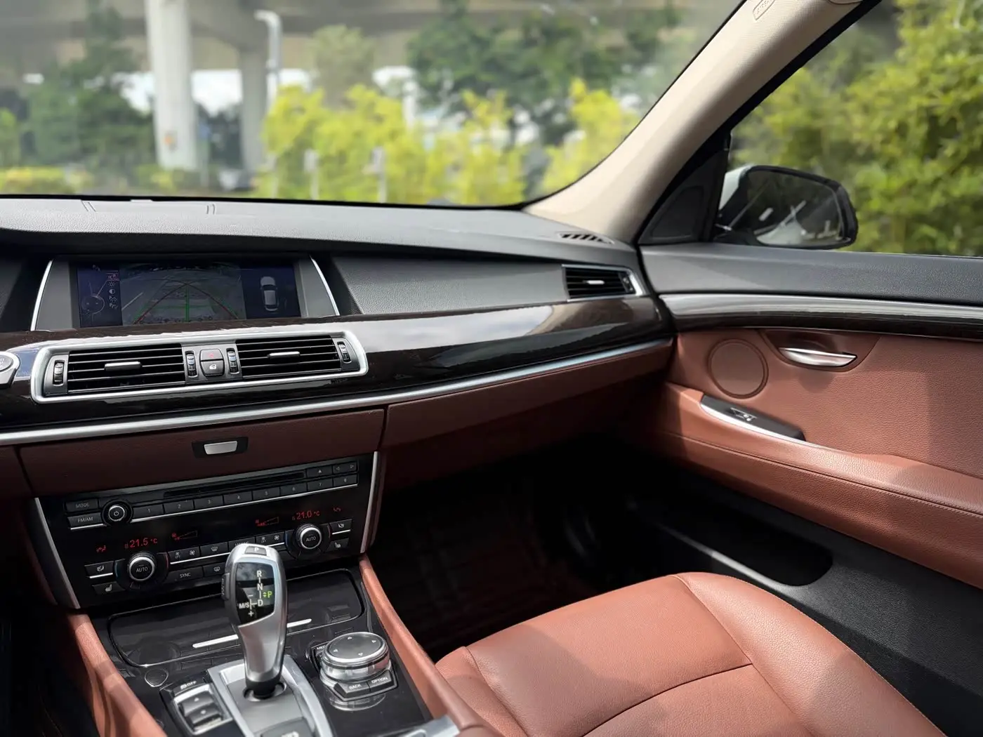 BMW 5 Series GT 2016 — Фото 13/20