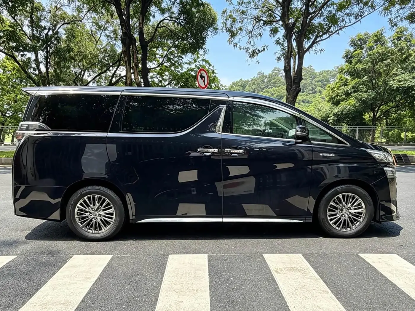 Toyota Vellfire 2021 — Photo 4/20