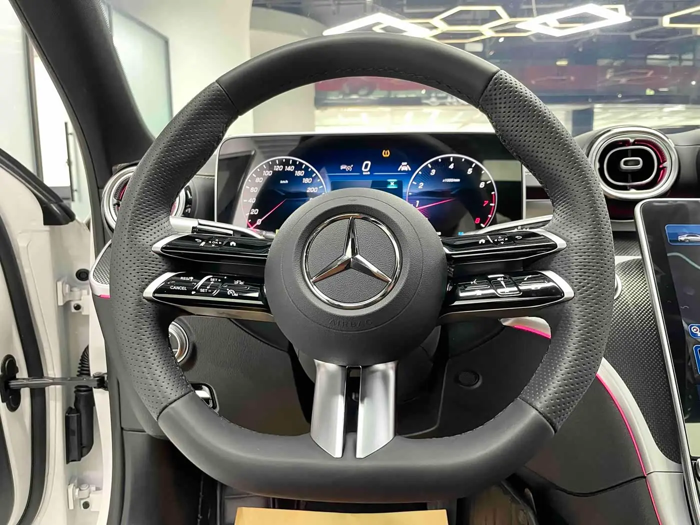 Mercedes-Benz C-Class 2025 — Photo 19/19