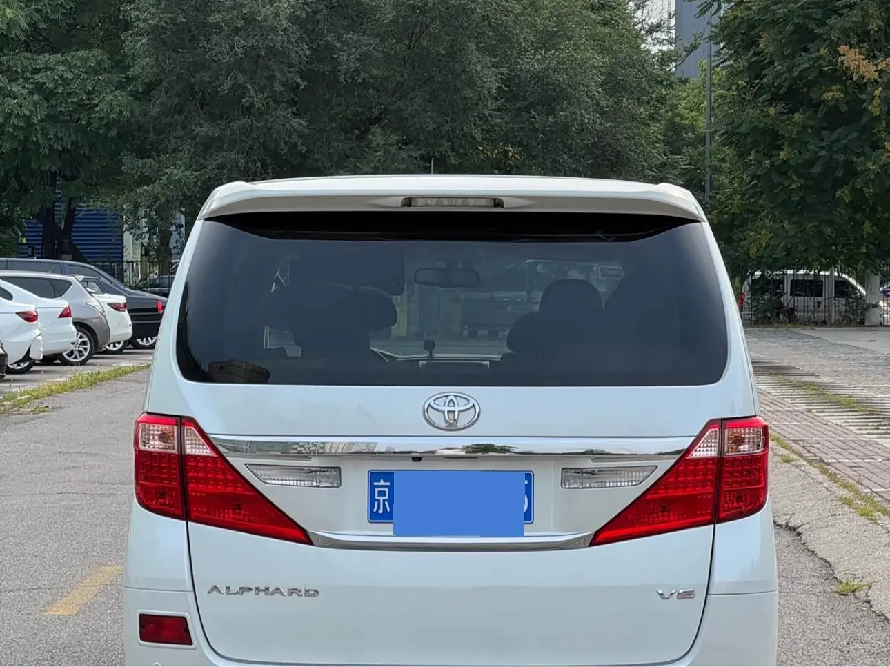 Toyota Alphard 2012 — Photo 7/20