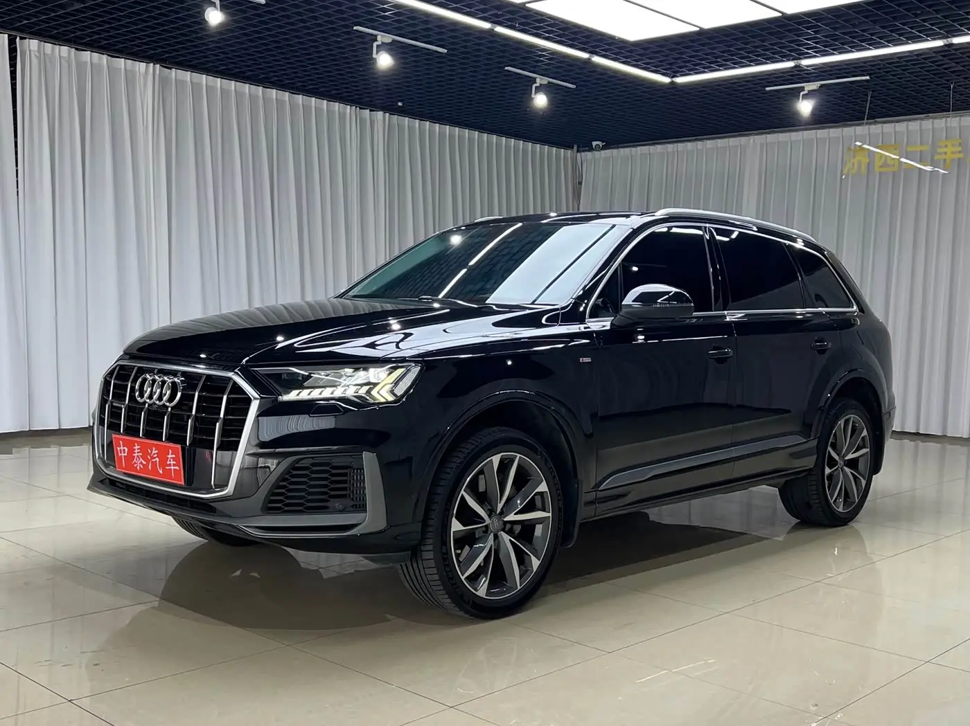 Audi Q7 2020 — Фото 1/20
