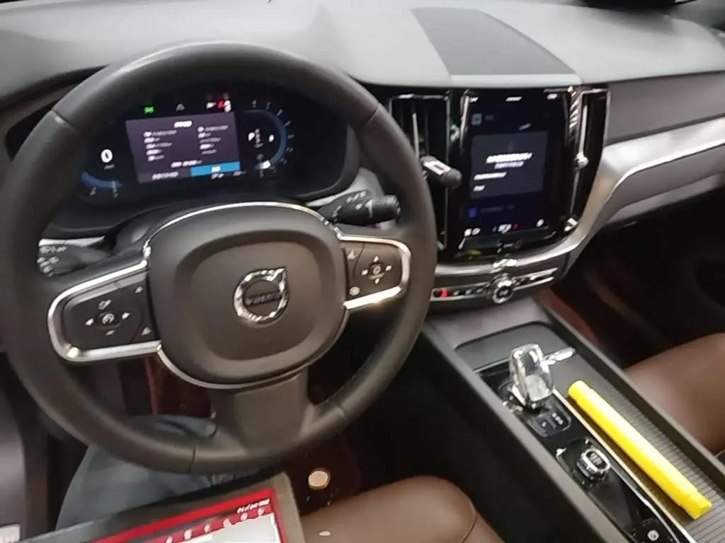 Volvo XC60 2023 — Фото 10/20