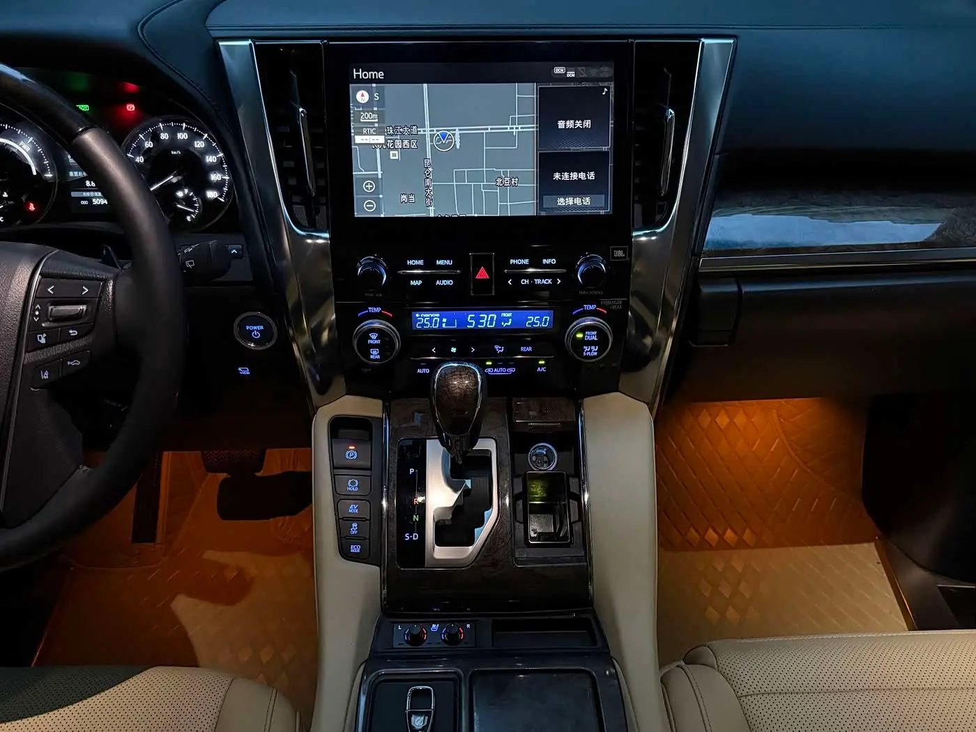 Toyota Alphard 2024 — Photo 13/16