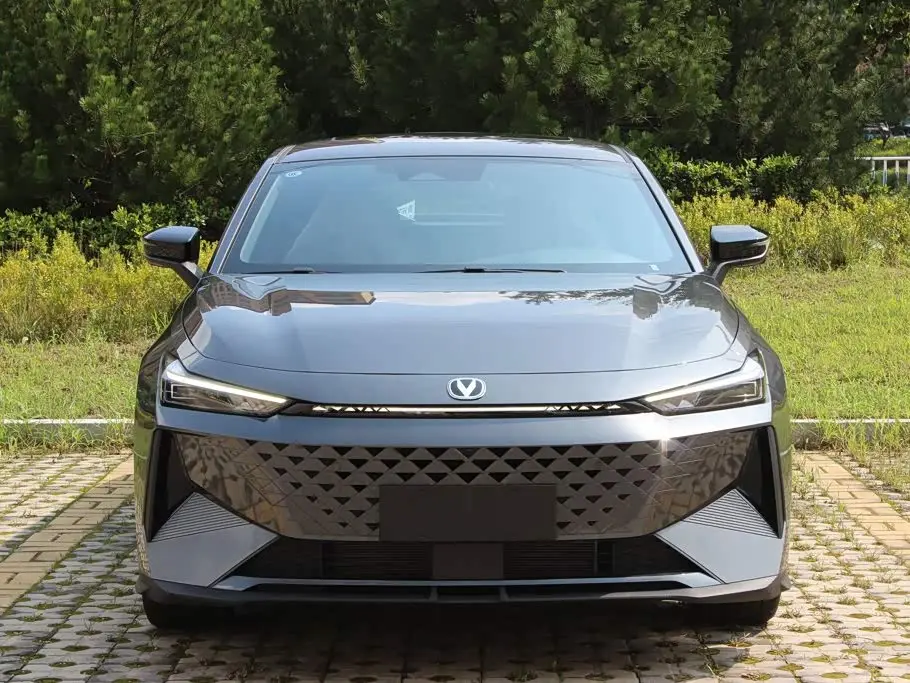 Changan UNI-V iDD 2025 — Şəkil 2/19